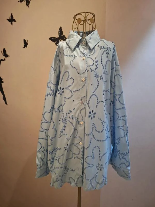 Chemise bleue clair en coton & broderies anglaises